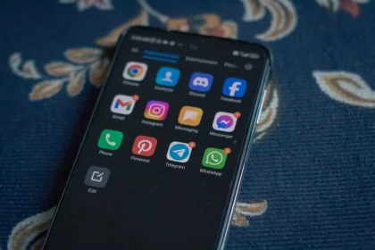 Smartphone mit Messaging-App und fehlender Benachrichtigung auf dem Bildschirm