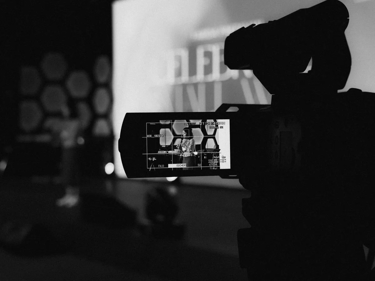 Live-Veranstaltung: Gro&szlig;fl&auml;chige Projektion einer multimedialen Pr&auml;sentation mit Video und Grafiken