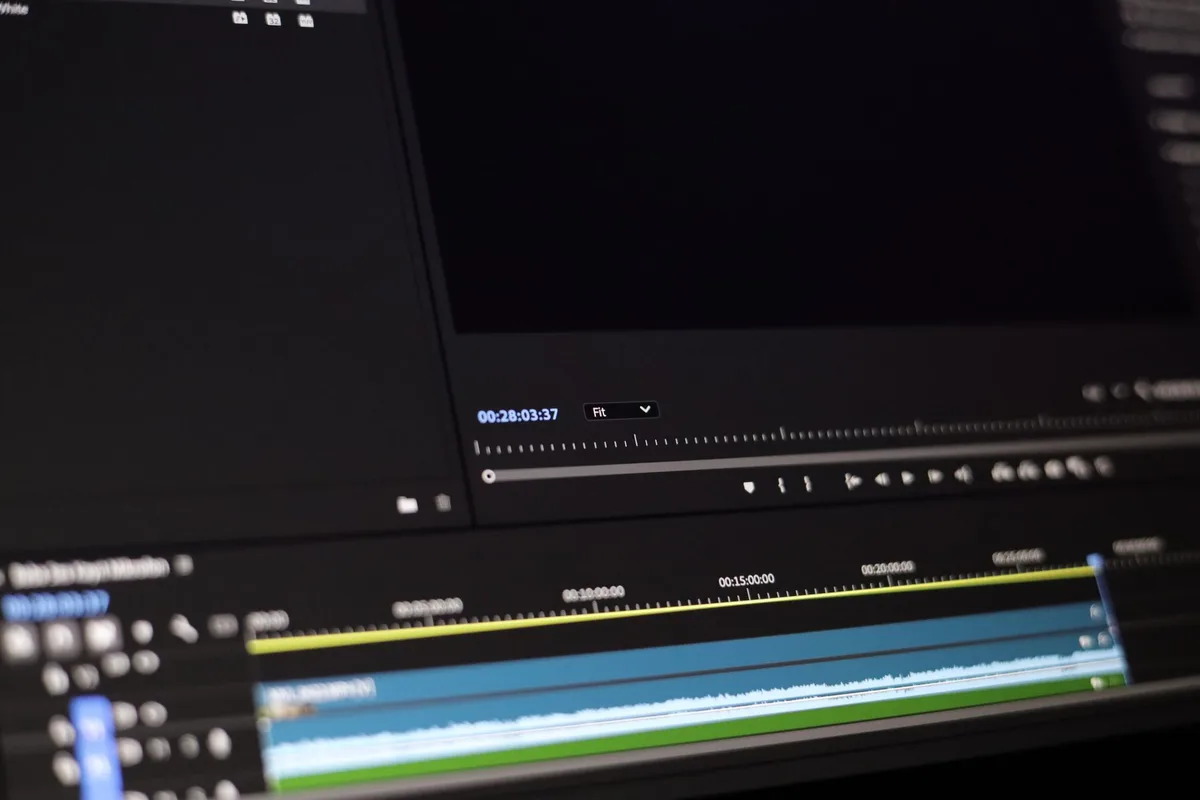 Timeline-Ansicht mit Fotos, Videoclips und Audiodateien in einer Bearbeitungssoftware