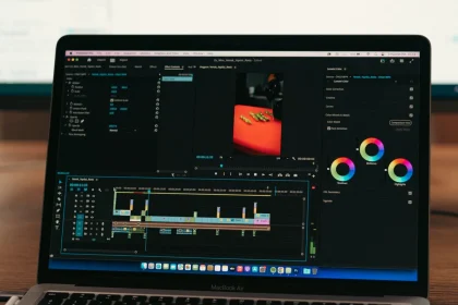 Person arbeitet mit Fotos und Videoclips in einer Multimedia-Bearbeitungssoftware an einem Computer