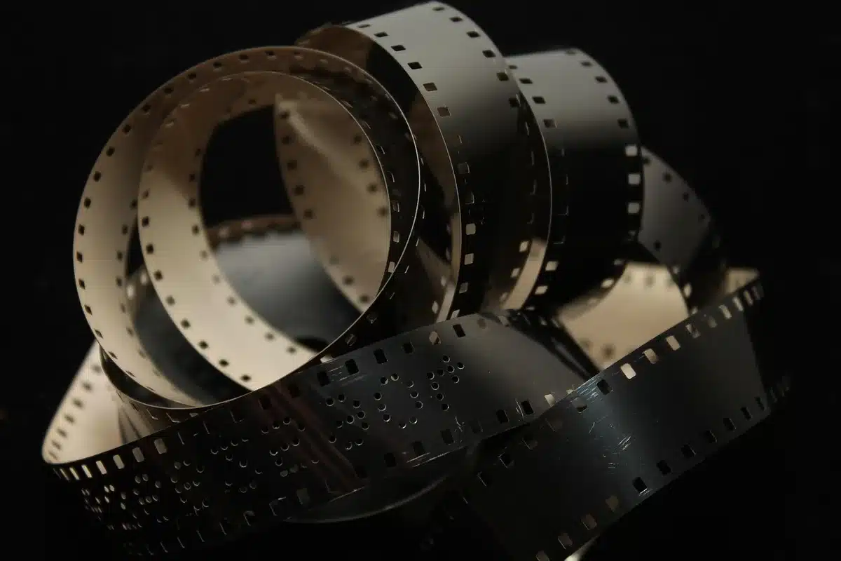 Abgelaufene Filmstreifen mit Verfallserscheinungen, K&ouml;rnung und Lichtlecks