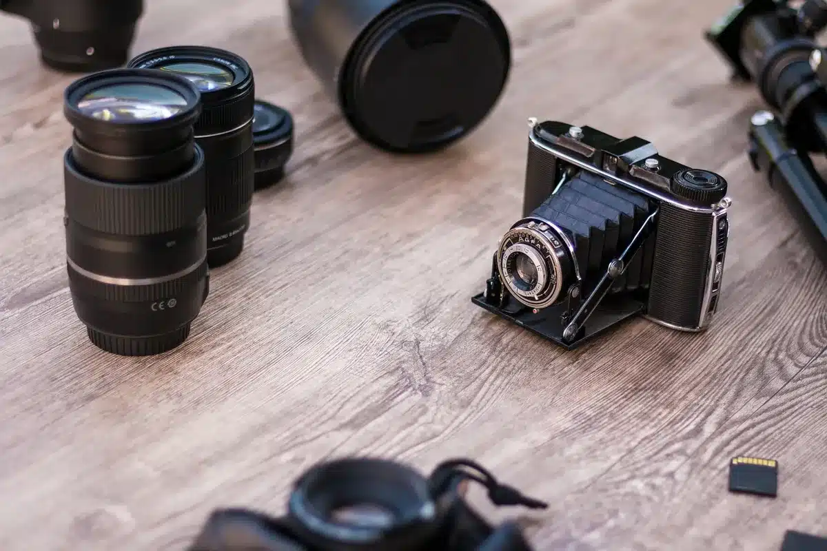 Alte Filmrollen und Negative in einer Bonbondose, bereit zur analogen Fotografie