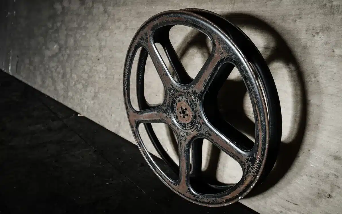 Abgelaufene Filmrollen und eine Metalldose auf einem Tisch