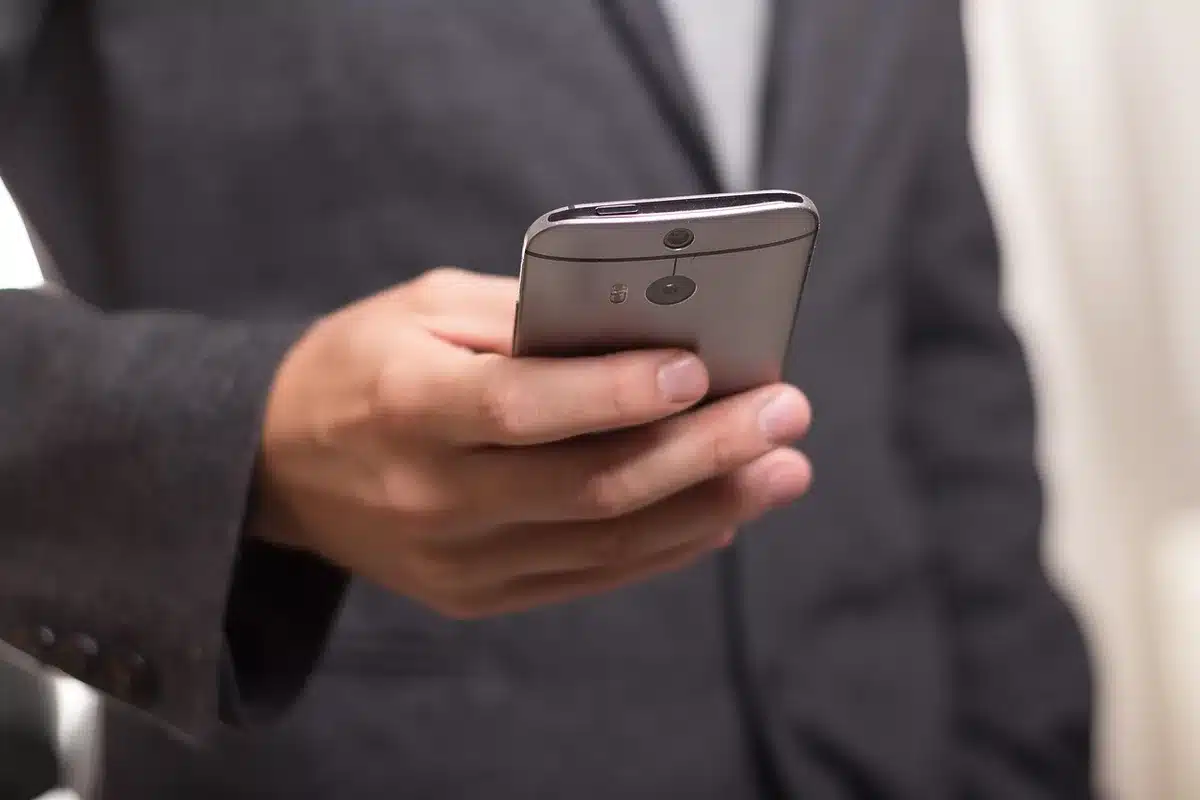 Computer mit geöffnetem Terminal und per USB verbundenem Android‑Handy