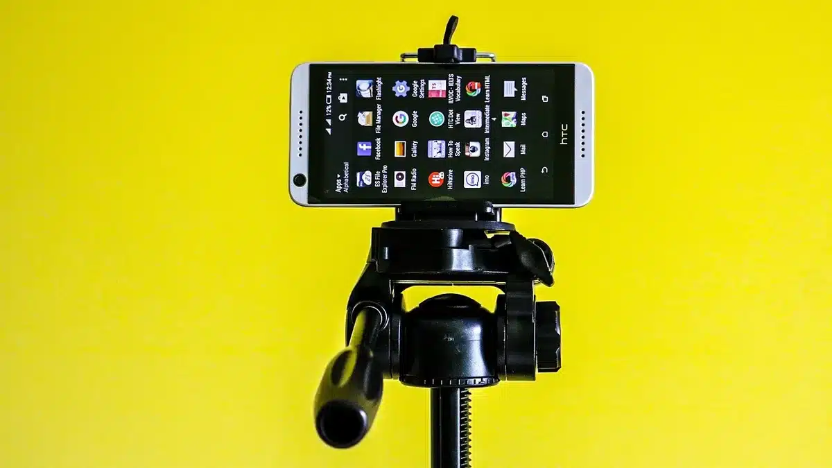 Smartphone zeigt APK‑Datei im Dateimanager während Installation
