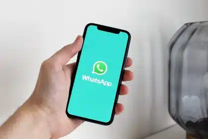 Smartphone mit Dateimanager und anonymen App‑Icons auf Schreibtisch