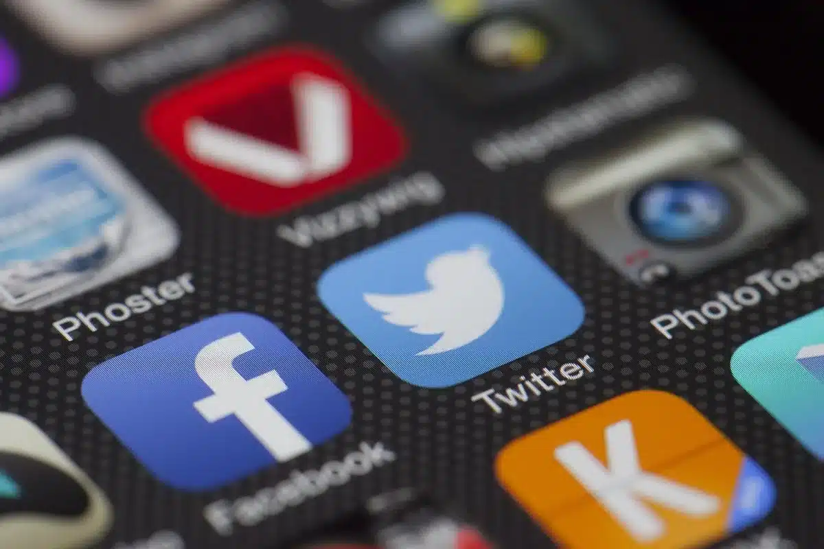 Smartphone-Bildschirm mit App-Update-Benachrichtigungen und Fortschrittsanzeige