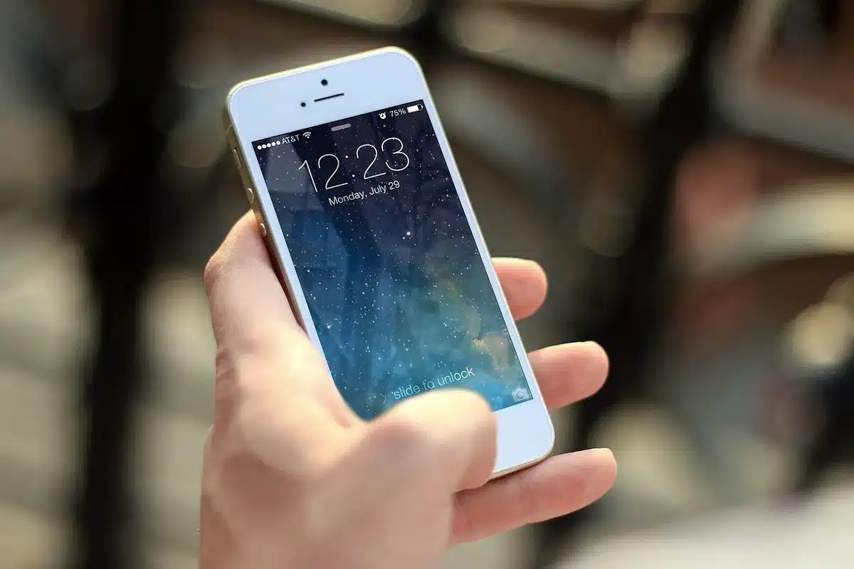 Modernes Smartphone mit gro&szlig;em Touchscreen und intuitivem Interface, zeigt die iPhone-Innovation