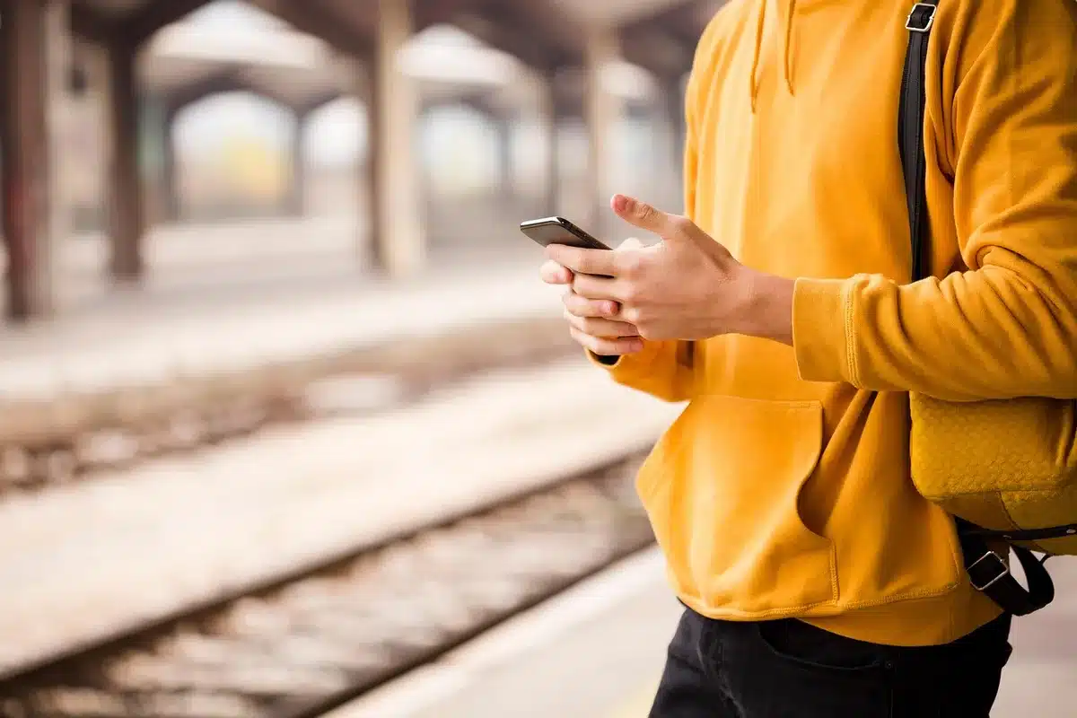 &Auml;lteres Smartphone mit physischer Tastatur und komplexem Interface, repr&auml;sentiert den Desktop-Software-Ansatz