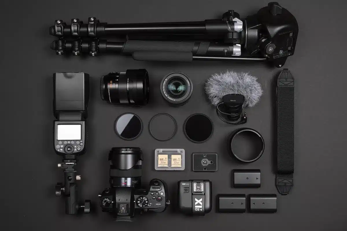 Anf&auml;nger-Fotograf mit Kamera-Kit bestehend aus Kamera und Objektiv.