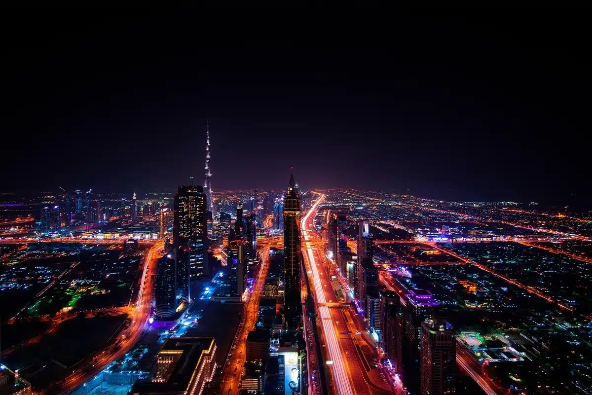 Nachtaufnahme einer Stadt mit Weitwinkelaufnahme, wenig Licht