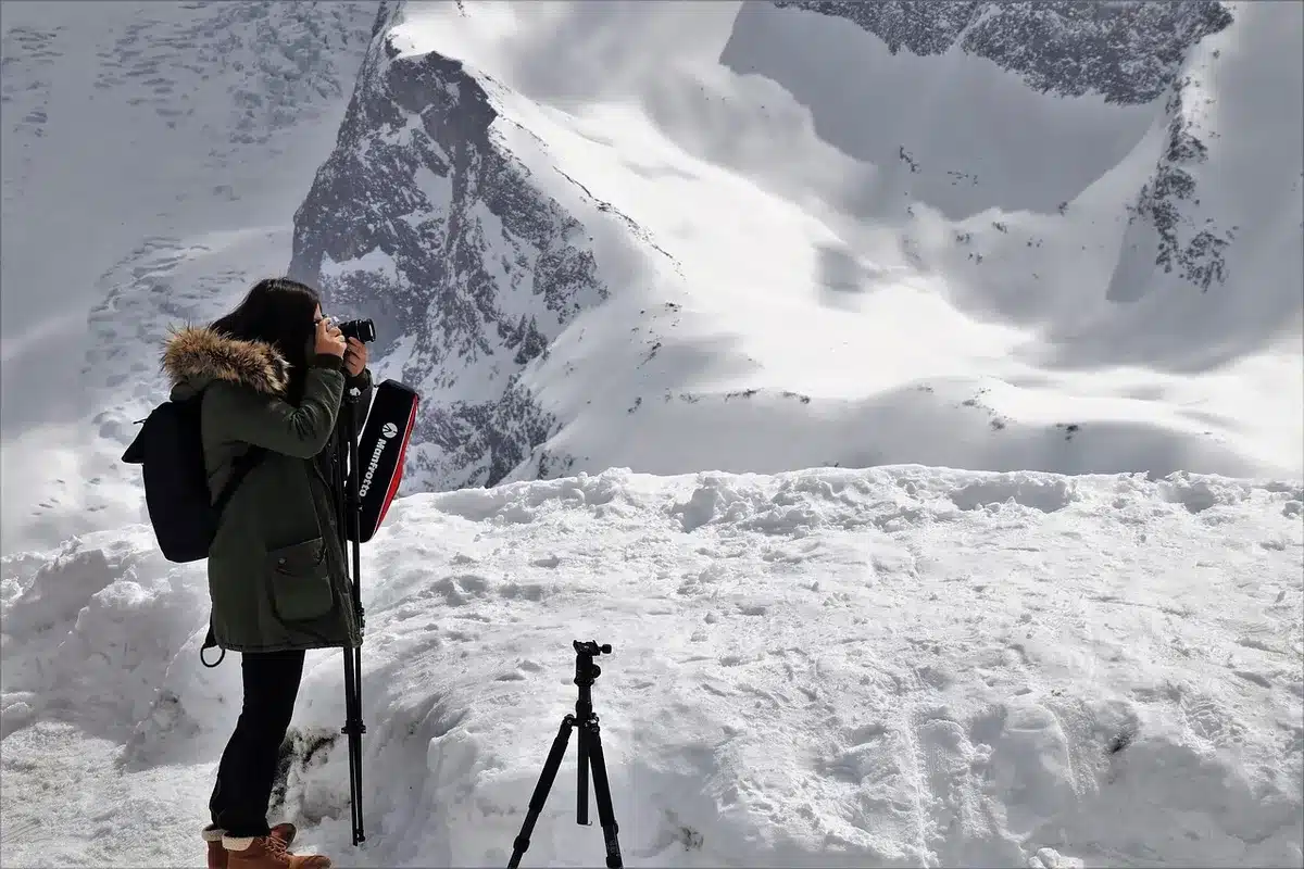 Reisefotograf mit Kamera in Berglandschaft, kompaktes Setup