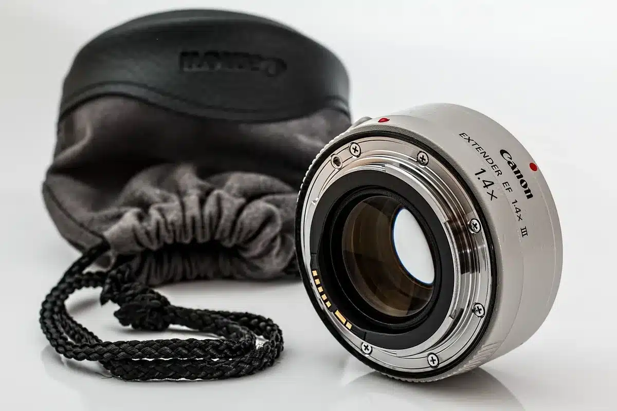 Fotograf hält ein Ultraweitwinkel-Zoomobjektiv mit stark gewölbter Frontlinse in der Hand