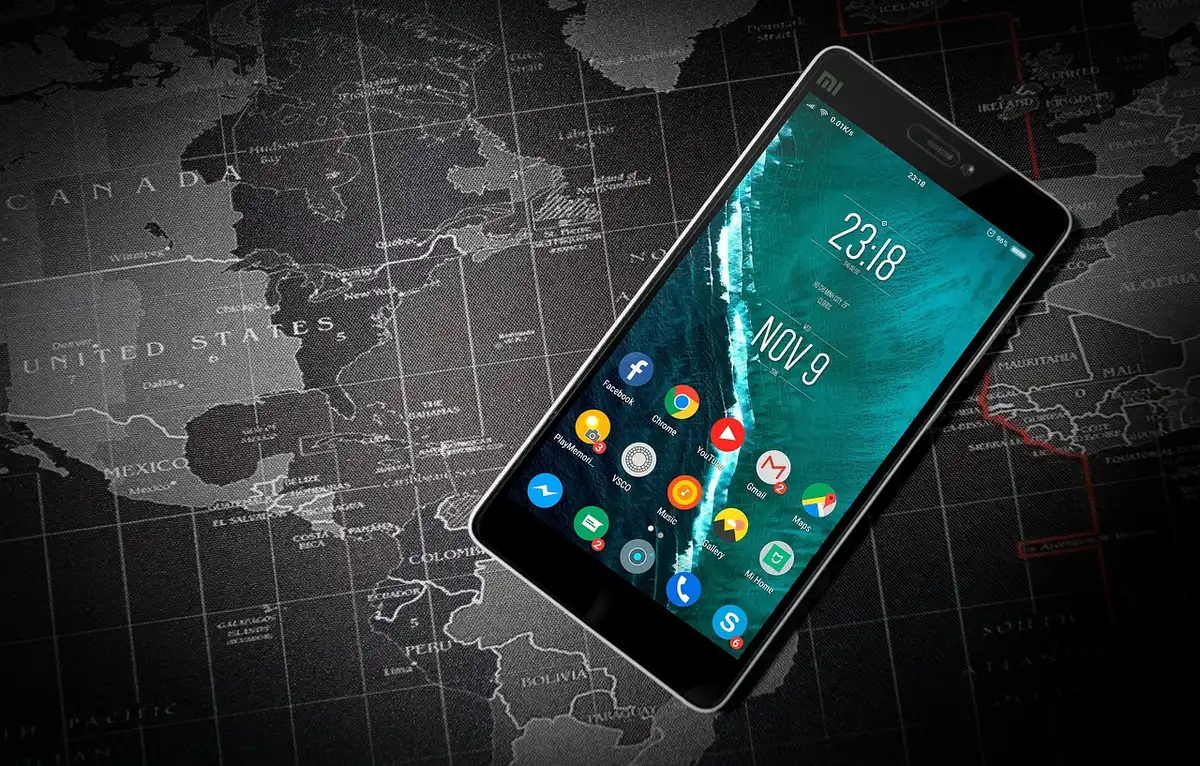 Android-Druckmenü mit Optionen für Papierformat, Farbe und Kopienzahl auf dem Smartphone-Display.