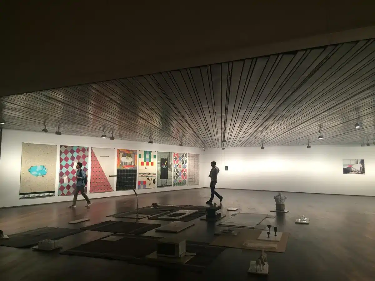 Großformatige Projektion in einem Museum mit fotografischen Bildern