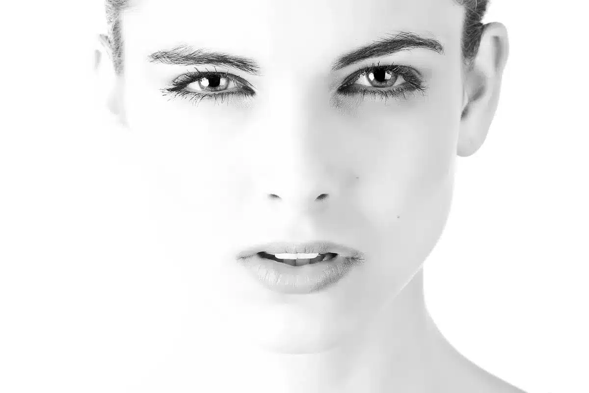 Fotostudio mit Kamera und Bildschirm, generative Bilder auf Monitor