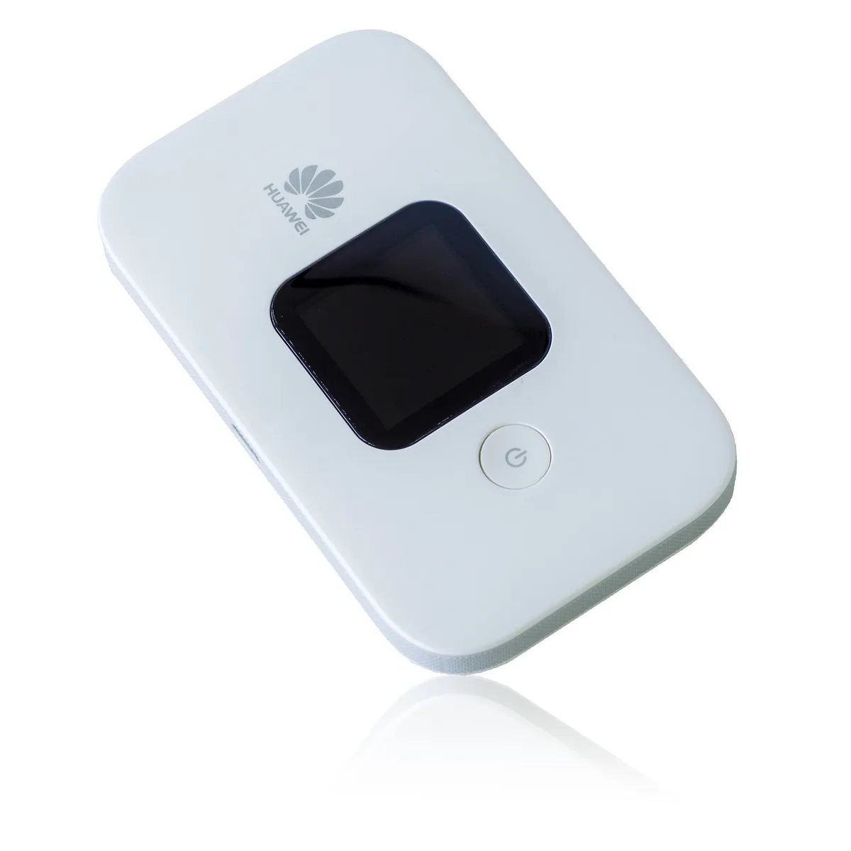 Person vor Router, WLAN-Signalanzeige auf Smartphone