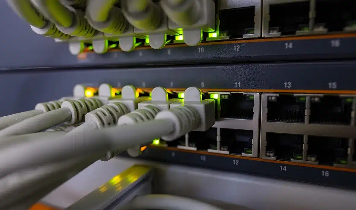 Nahaufnahme eines Routers beim Neustart, LEDs blinken