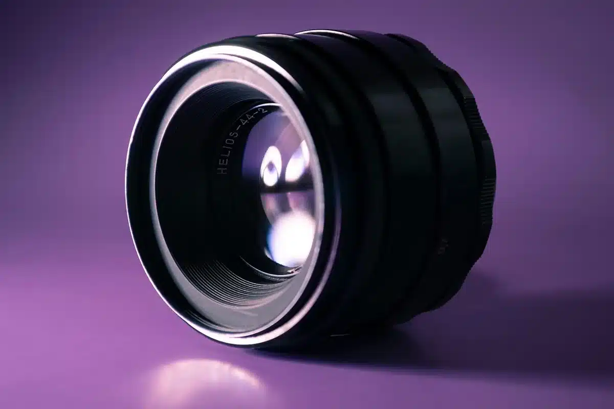 Optische Konstruktion eines Telezoom-Objektivs mit mehreren Linsenelementen und Spezialglasern
