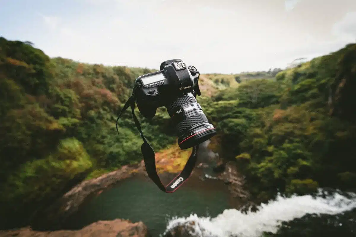 Fotograf mit Kamera und Telezoom-Objektiv bei der Reportage im Freien