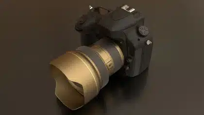 Detailaufnahme eines modernen Telezoom-Objektivs mit sichtbaren Glaselementen und Fokusring