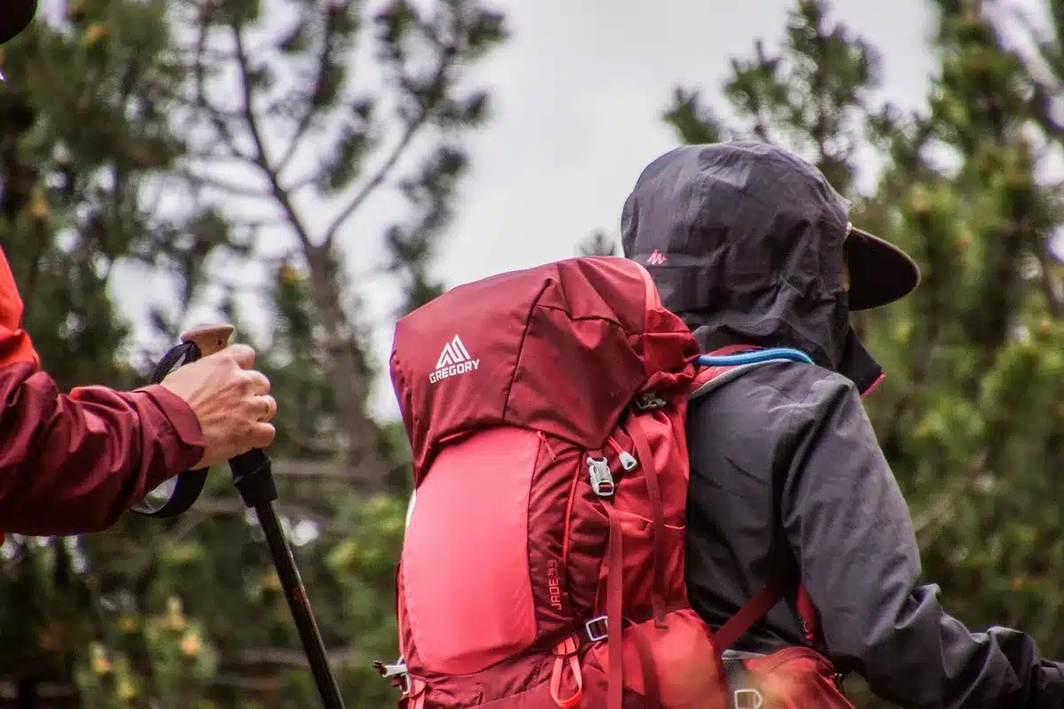 Reisefotograf mit leichter Ausrüstung in einer Berglandschaft