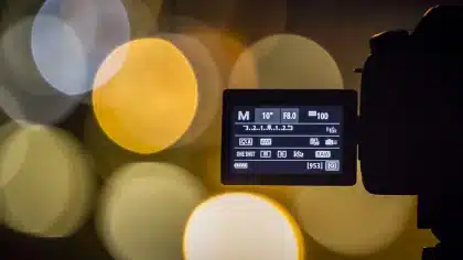 Hände befestigen einen magnetischen Rundfilter an einer Kamera in einer isländischen Berglandschaft
