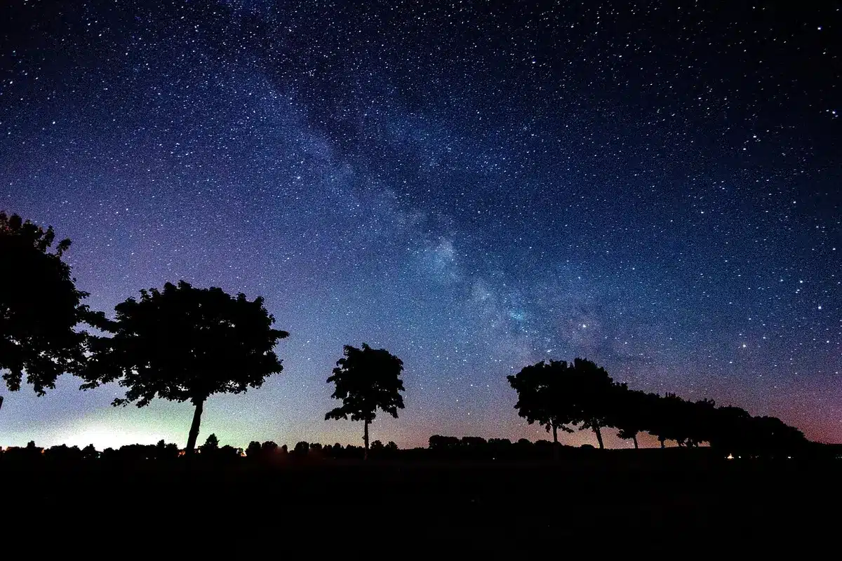Landschaft mit starkem Fisheye‑Effekt und weitem Himmel