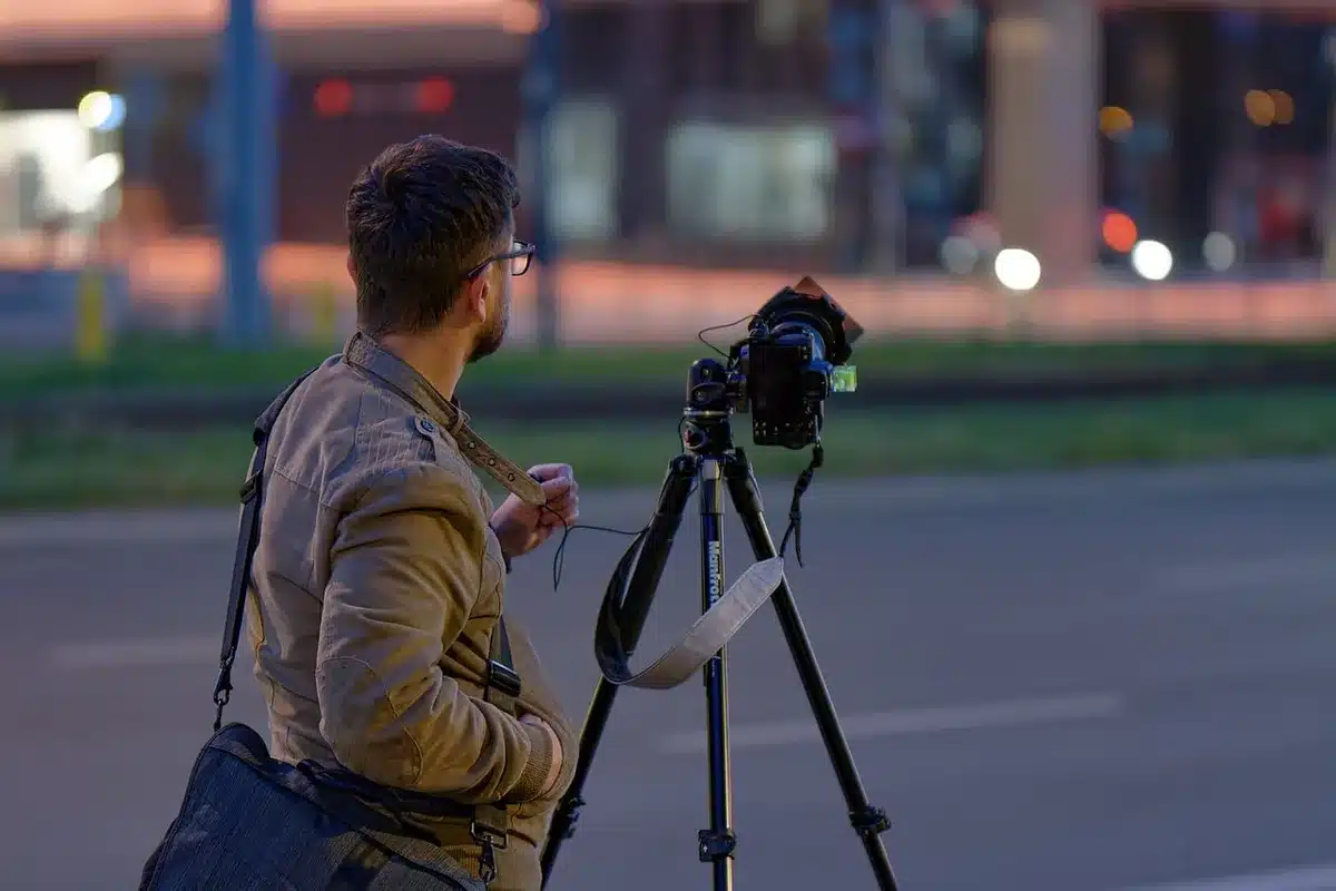 Fotograf nutzt Autofokus-Objektiv bei Straßenaufnahmen