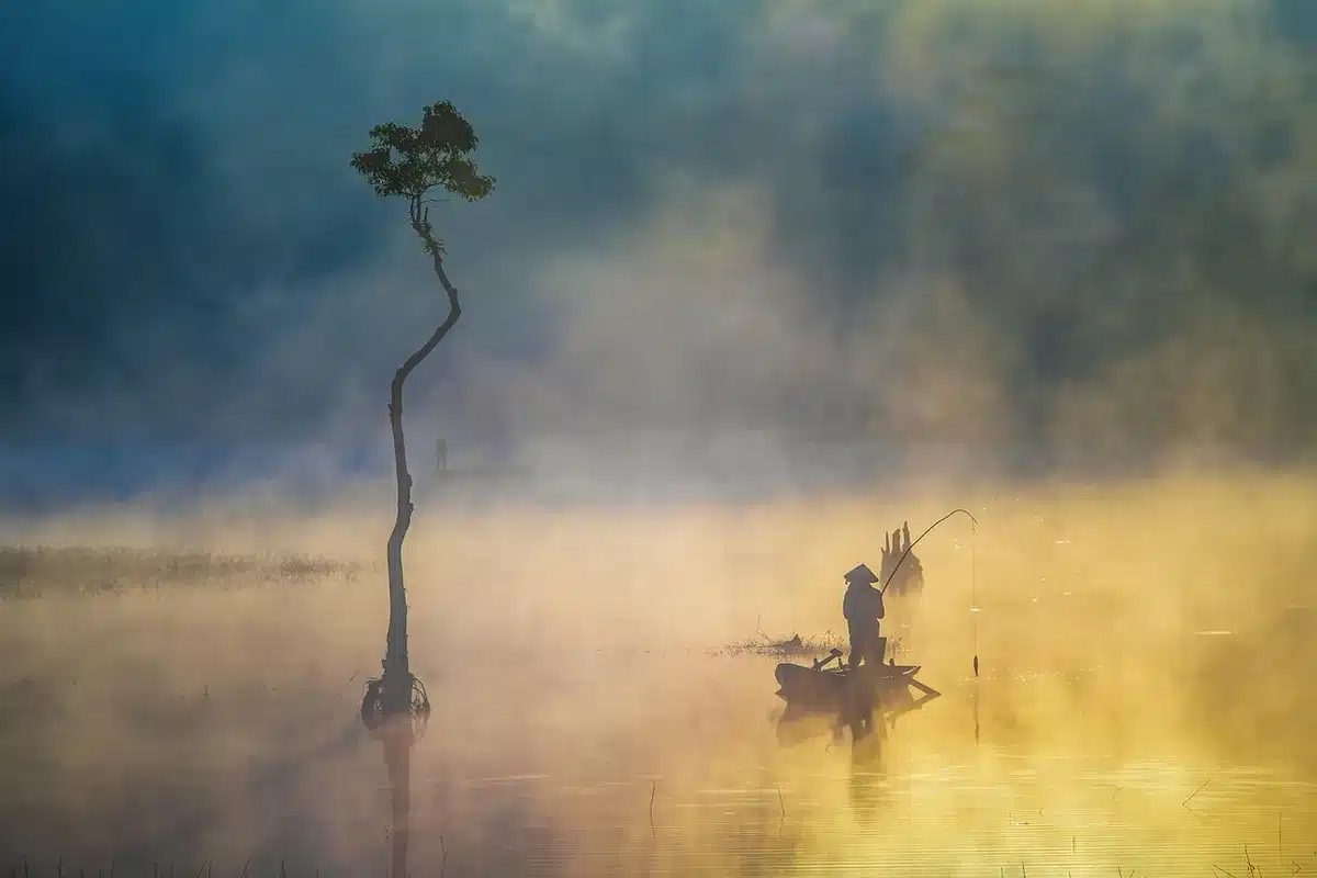 Nebel &uuml;ber einem See in der Morgenr&ouml;te