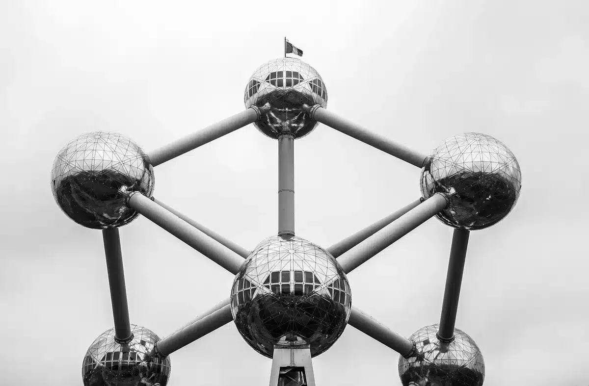 Ausstellungsraum mit fotografischen Serien, Installationen und Videoprojektionen