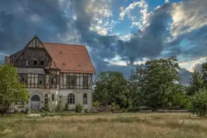 Verlassene Industrieanlage mit Stahlkonstruktionen und Betonbauten