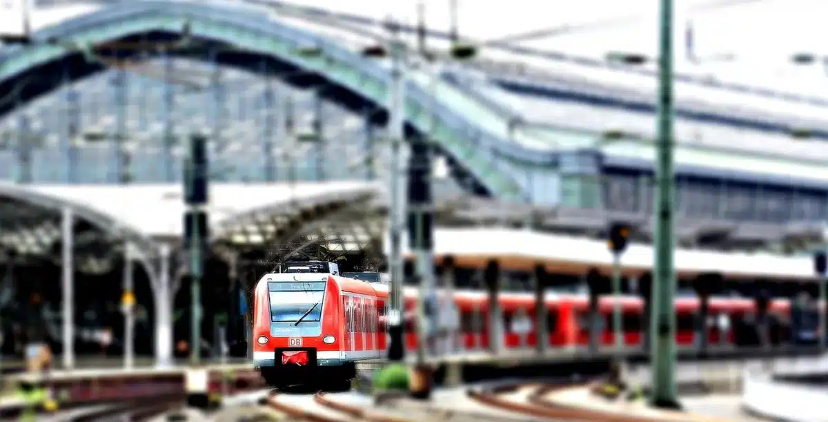 Tilt‑Shift‑Objektiv an einer Kamera, eingesetzt bei Architekturaufnahmen