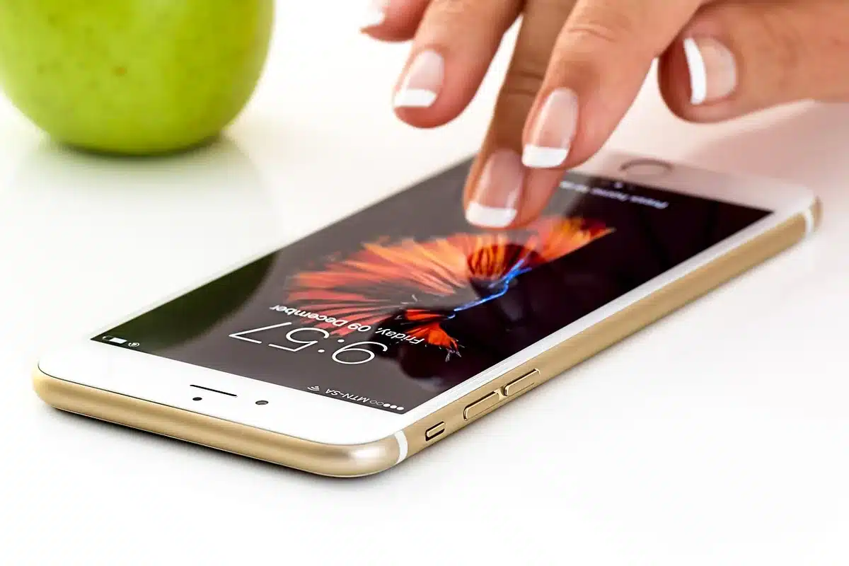 Nahaufnahme eines hellen OLED‑Displays mit feiner Struktur