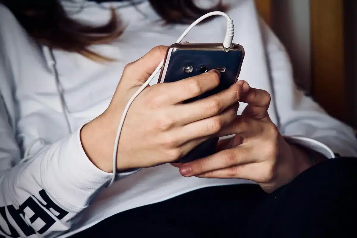 Smartphone-Bildschirm mit Cloud-Speicher-Einstellungen und fast vollem Speicherplatz-Anzeiger