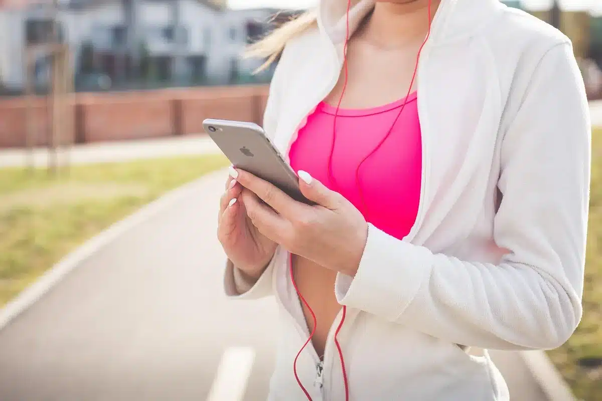 Smartwatch und Smartphone zeigen Fitness- und Lauf-Daten zur Geschwindigkeitsmessung