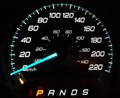 Anonymes Auto-Armaturenbrett mit Infotainment-Display und Geschwindigkeitsanzeige