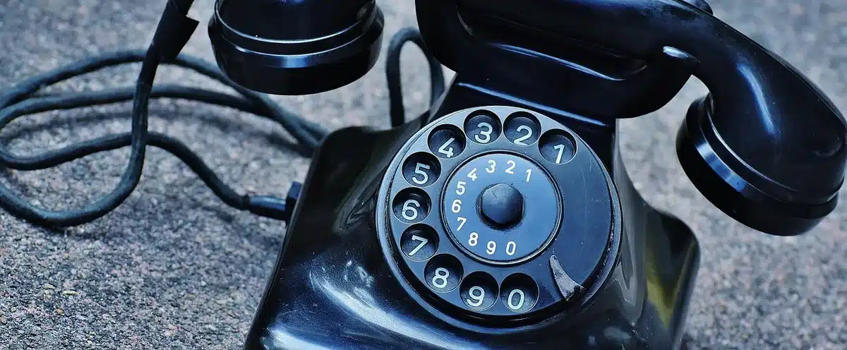 Ein Smartphone‑Ziffernfeld mit Stern und Raute in Nahaufnahme