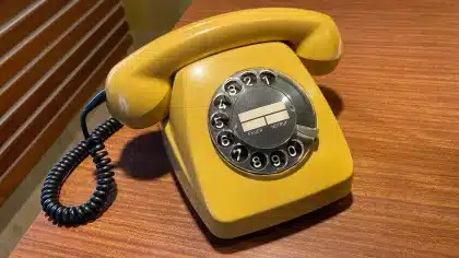 Sammlung verschiedener Vintage-Handys aus unterschiedlichen Epochen nebeneinander angeordnet