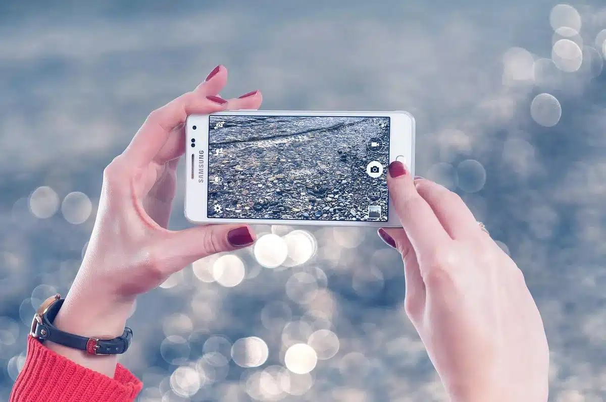 Smartphone wird aus der Hand mit stabilisiertem Video auf Treppe oder bewegter Szene gefilmt