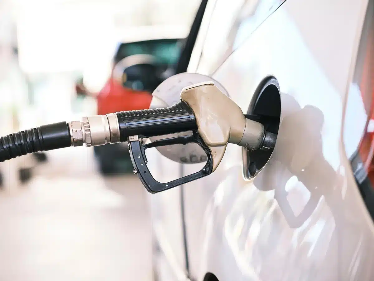 Retro-Tankstelle mit bunten Zapfsäulen an einer Landstraße