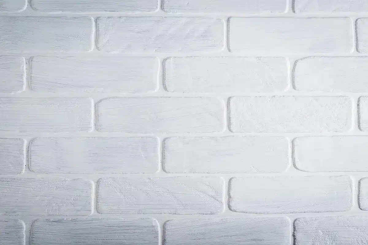 Felswand mit blauen RGB-Lichtakzenten, die Textur und Tiefe zeigen