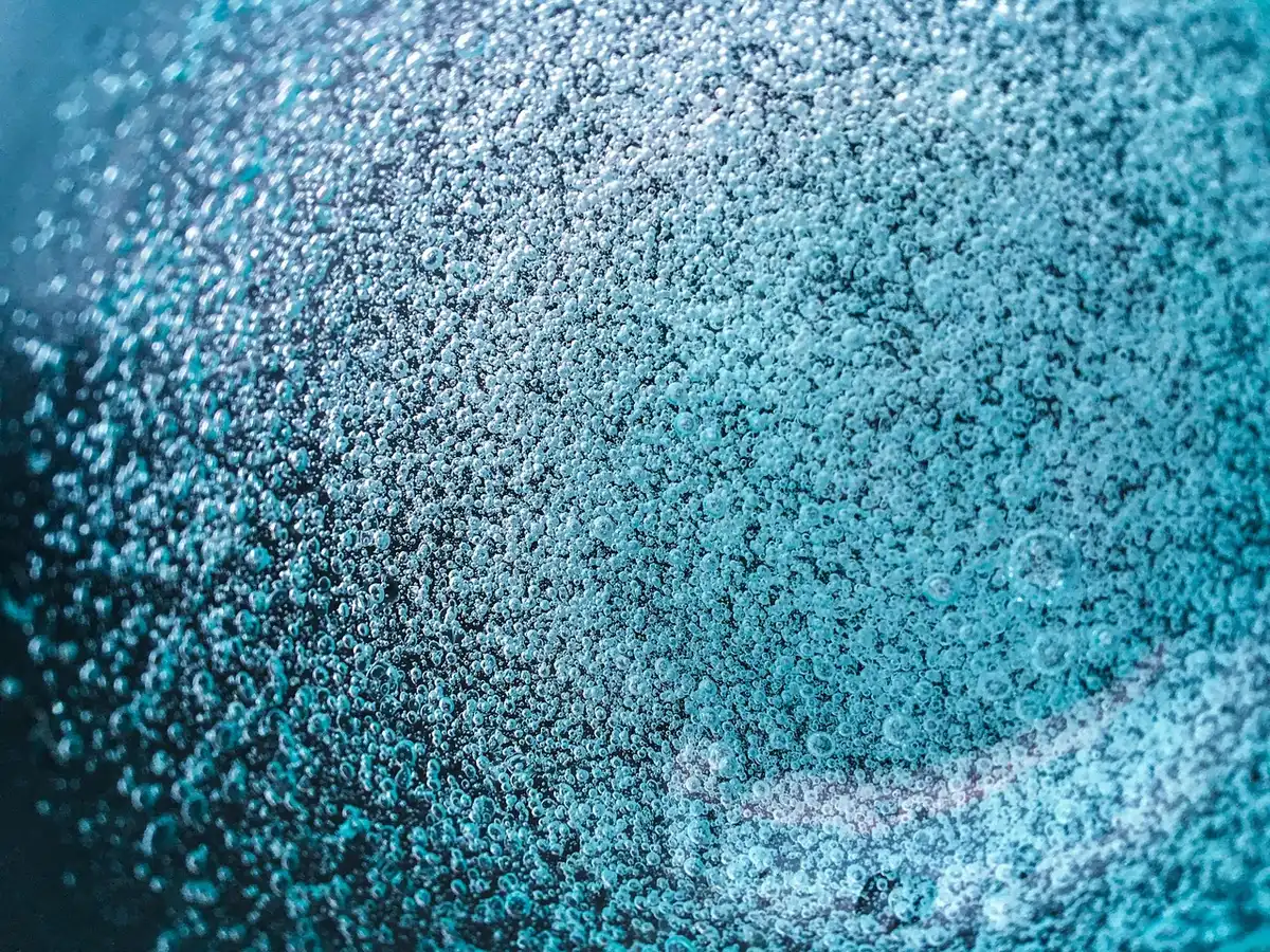 Nahaufnahme einer Blüte vor rundem Bubble‑Bokeh im Garten