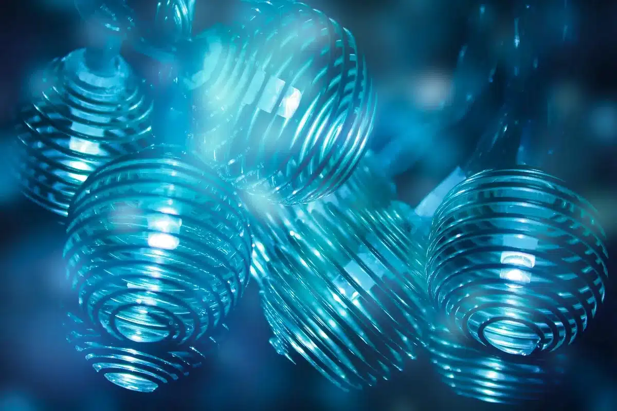 Kompakte LED-Leuchte mit Farbfilter beleuchtet Walddetails gezielt