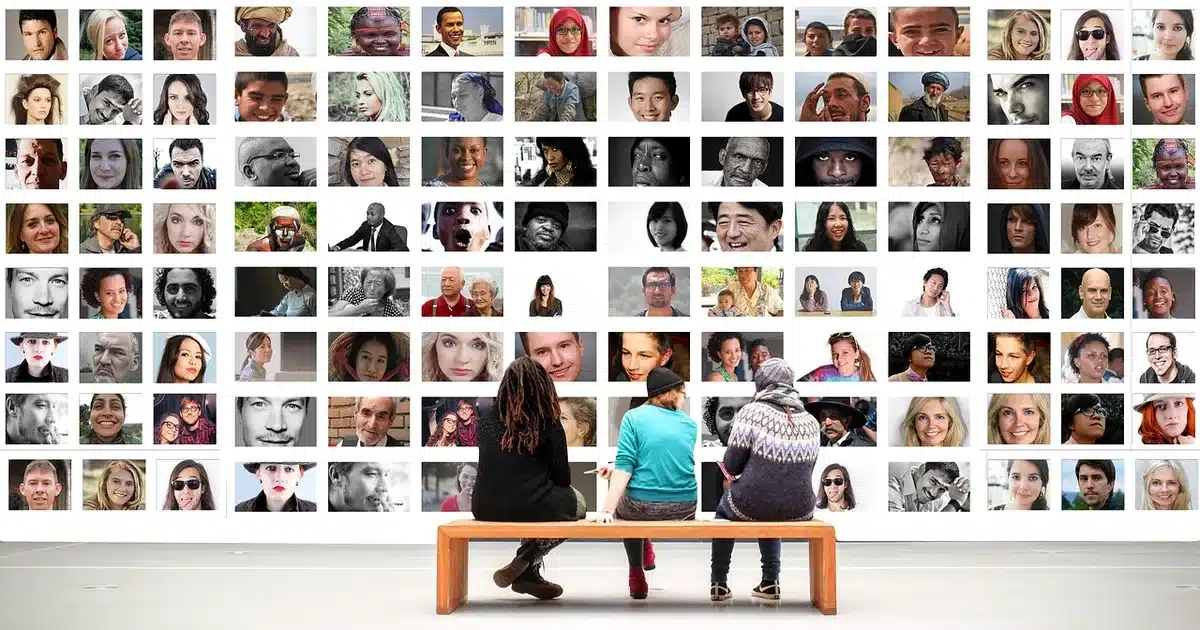 Großformatige interaktive Projektion in einer Ausstellung, Fotografien und bewegte Bilder verbunden