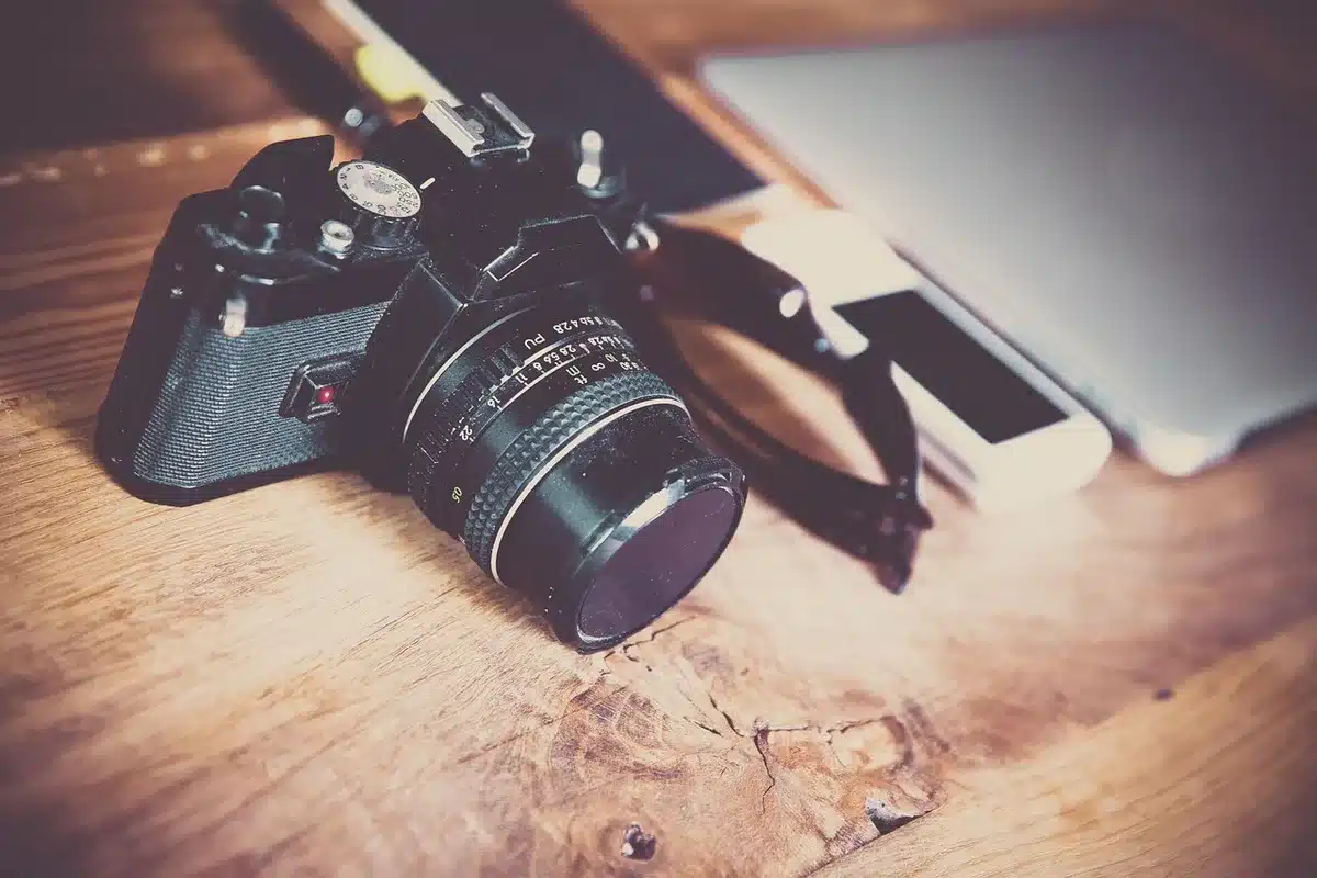 Fotografen üben Kameratechniken und RAW-Bearbeitung während eines Workshops