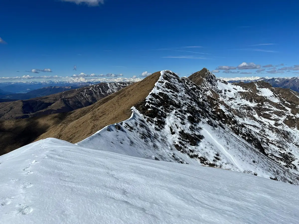 Leichter Rucksack und Kompakt-Ausrüstung auf alpinem Weg