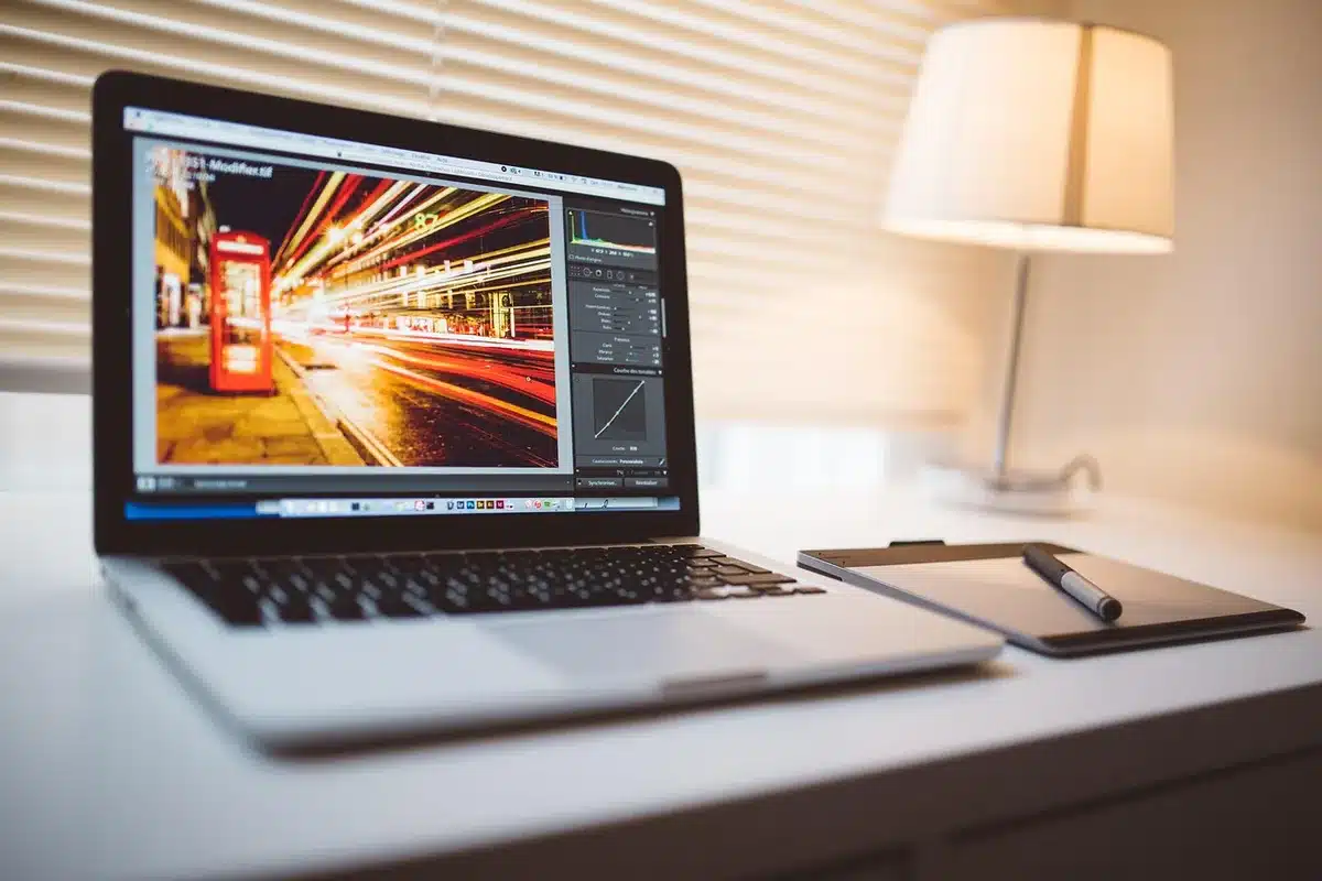 Nutzer tippt Textbefehle in einen KI‑Editor auf einem Laptop