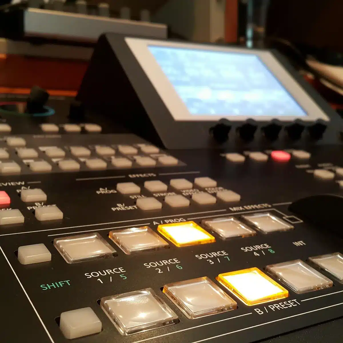 Videoproduzent arbeitet an hochbitratigem Videomaterial am Computer