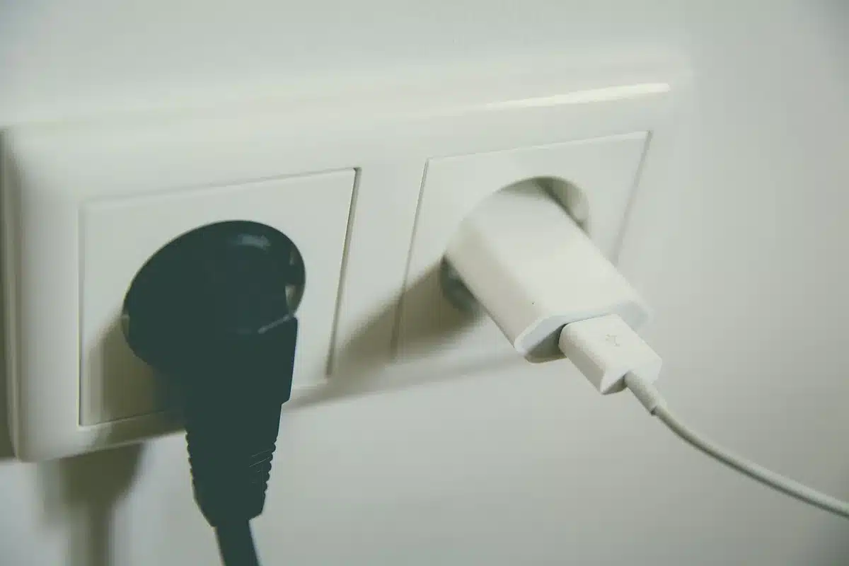 USB‑C‑auf‑HDMI‑Kabel neben USB‑C‑Hub auf Schreibtisch